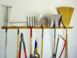 How to store garden tools