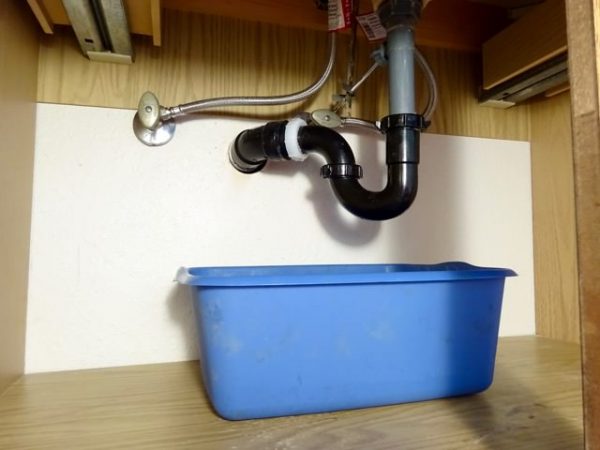 Water bucket for cleaning out a drain
