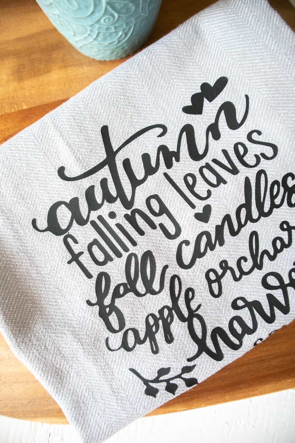 https://singlegirlsdiy.com/wp-content/uploads/2020/08/Fall-Thanksgiving-dish-towel-iron-on-transfer-with-cricut.jpg