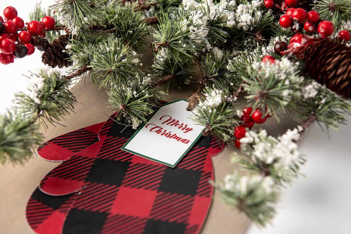 DIY Christmas Shutters with Plaid Mittens Decoration - Single Girl's DIY