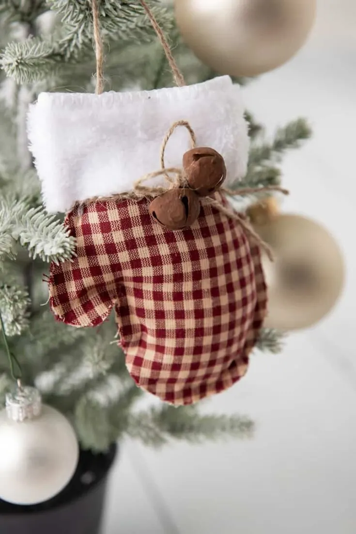 no sew Farmhouse Mittens Ornament