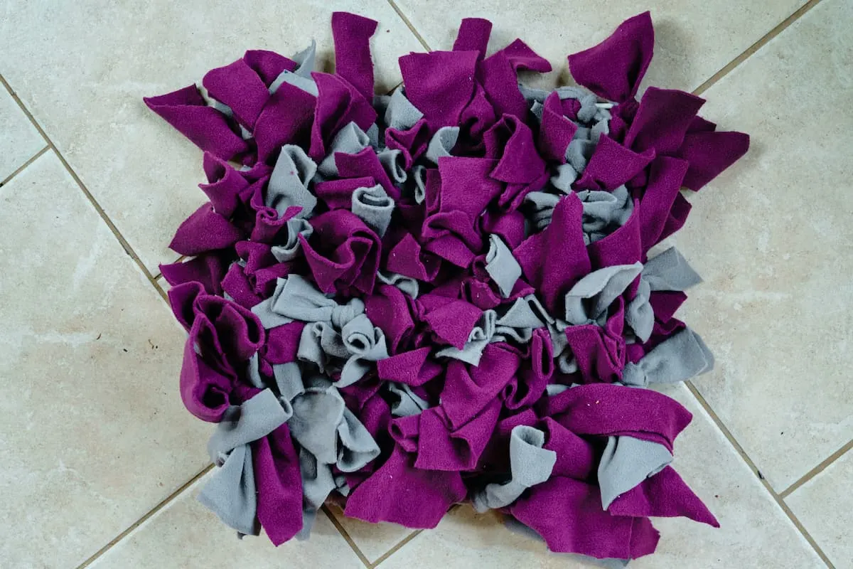 How to make a DIY snuffle mat for under $5! #snufflemat #diydogtoy #sp