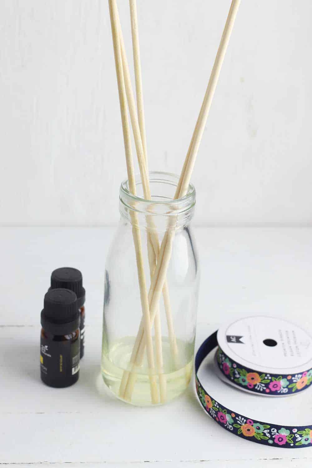 Easy DIY Reed Diffuser Single Girl's DIY
