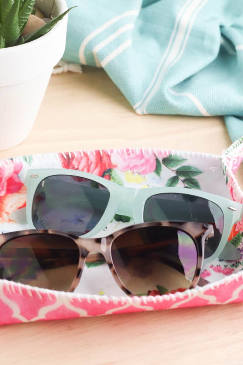 feminine valet tray for storing sunglasses and jewelry