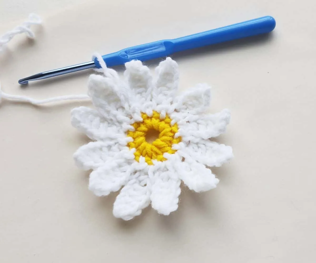 Easy Daisy Crochet Pattern - Single Girl's DIY
