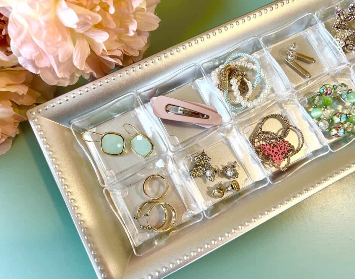 DIY Jewelry Organizer That Easy To Make Without Breaking The Bank | Diy  jewelry display, Crafts, Diy crafts