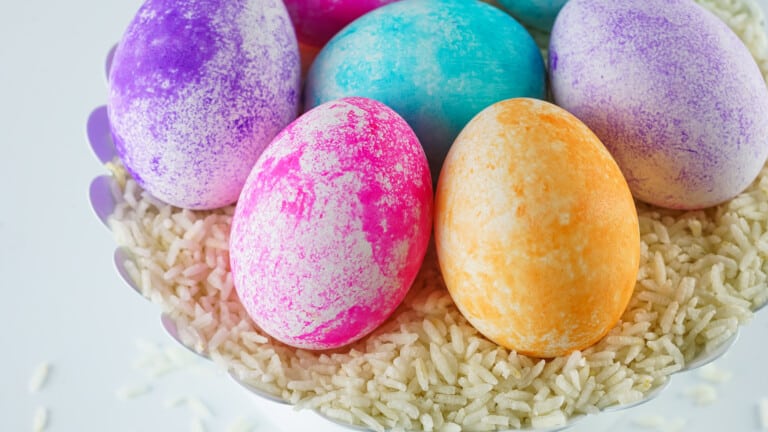 How to Dye Eggs with Rice: Speckled Coloring Method