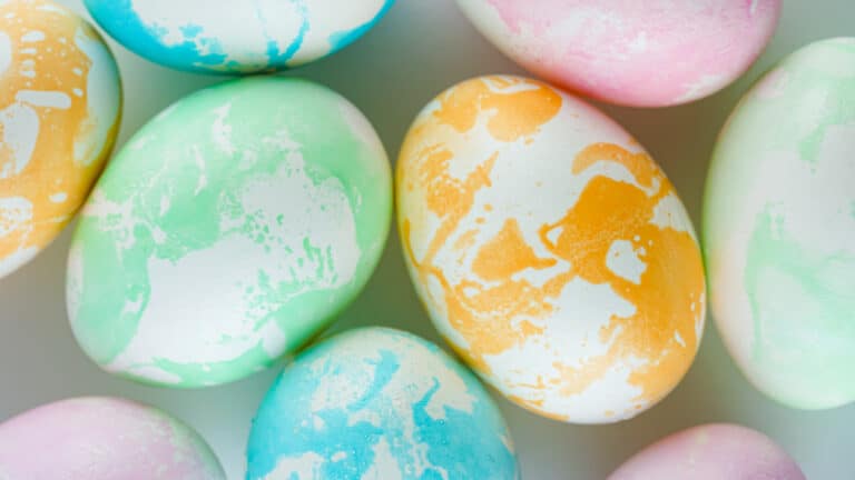 Marbled Easter Eggs: How to Use Cooking Oil for Marbling