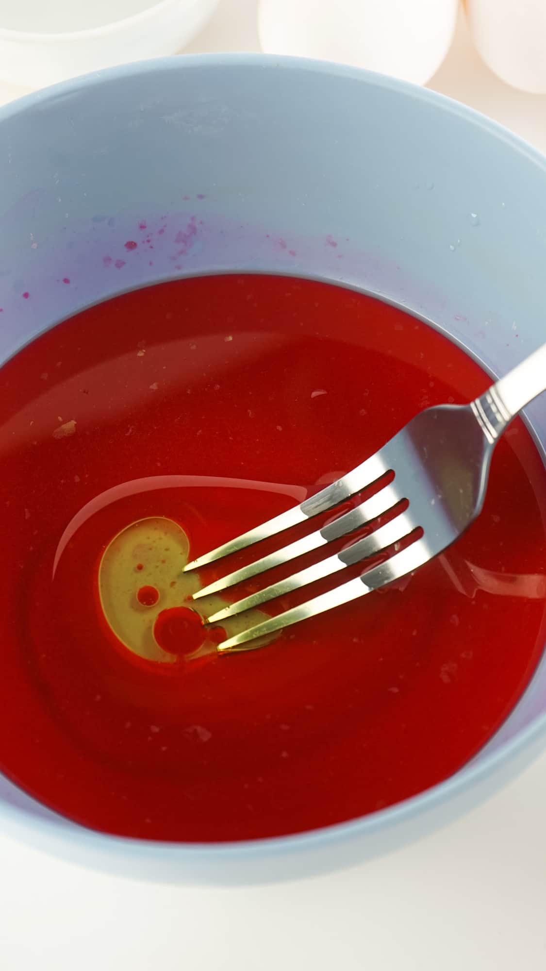 Marbled Easter Eggs: How to Use Cooking Oil for Marbling - Single Girl