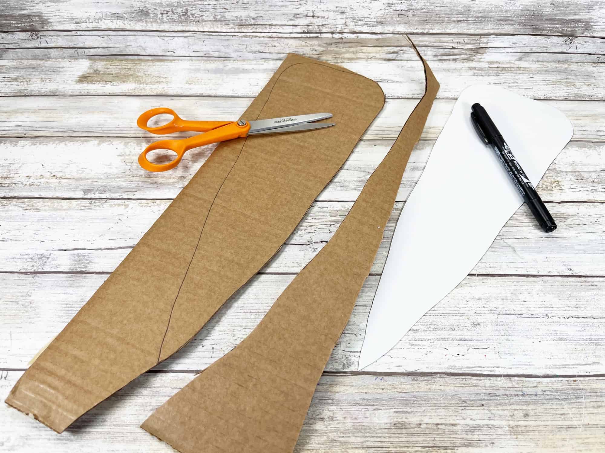 Farmhouse Easter Carrot Sign with Free Pattern - Single Girl's DIY