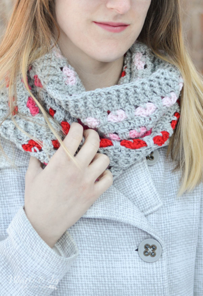 20 Free Infinity Scarf Crochet Patterns (and Cowls) - Single Girl's DIY