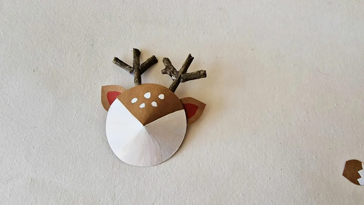 https://singlegirlsdiy.com/wp-content/uploads/2023/11/Attach-Glue-Ears-Onto-Toilet-Paper-Roll-Deer-1200x676.jpg.webp