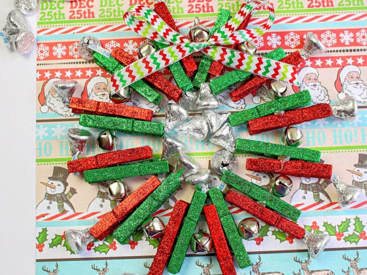 An advent wreath made out of paper clippings.
